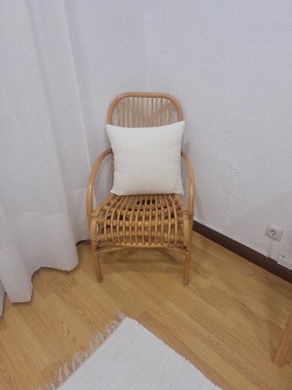 Silla de mimbre con cojín blanco