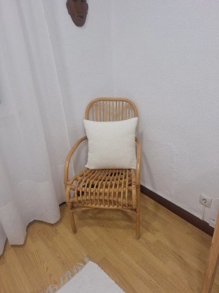 Silla de mimbre con cojín blanco