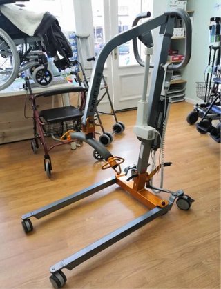 Grúa ortopédica 130kg de capacidad + 2 arnés