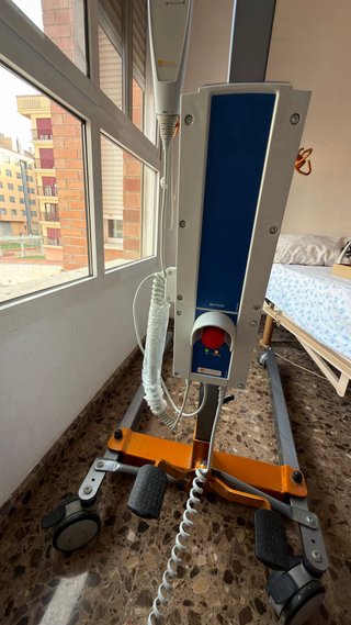 Grúa ortopédica 130kg de capacidad + 2 arnés