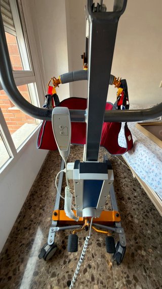 Grúa ortopédica 130kg de capacidad + 2 arnés