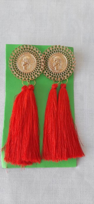 Pendientes dorados con flecos rojos