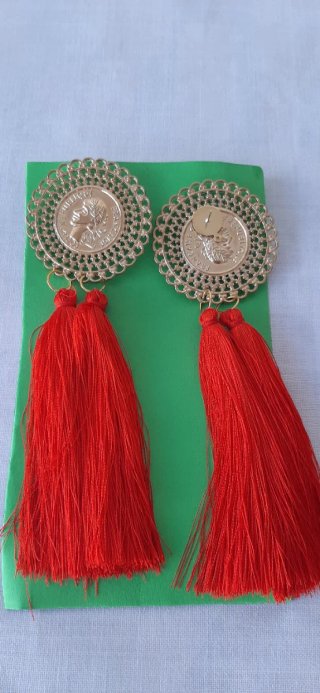 Pendientes dorados con flecos rojos
