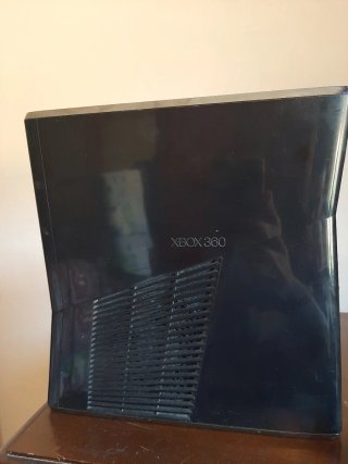 Xbox 360 slim bundle con 2 giochi e 2 controller