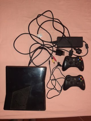 Xbox 360 slim bundle con 2 giochi e 2 controller