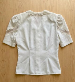 Blusa Coquette Blanca con Encaje y Manga Joya