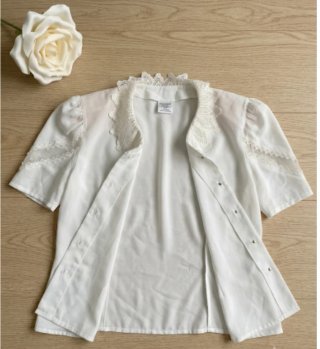 Blusa Coquette Blanca con Encaje y Manga Joya