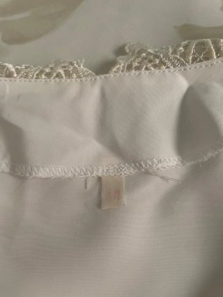 Blusa Coquette Blanca con Encaje y Manga Joya