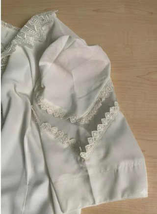 Blusa Coquette Blanca con Encaje y Manga Joya