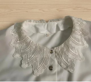Blusa Coquette Blanca con Encaje y Manga Joya