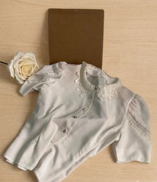 Blusa Coquette Blanca con Encaje y Manga Joya
