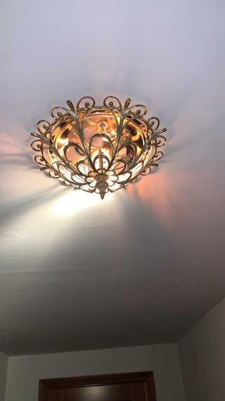 Lámpara de techo dorada con detalles ornamentales