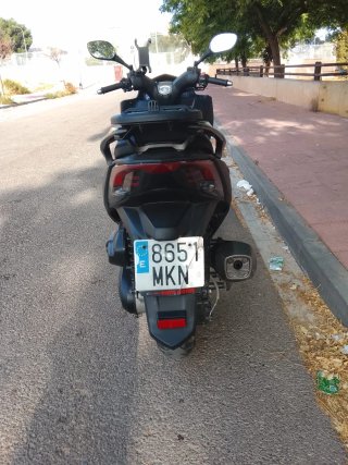 Kymco Maxi Scooter Negra