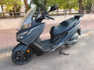Kymco Maxi Scooter Negra