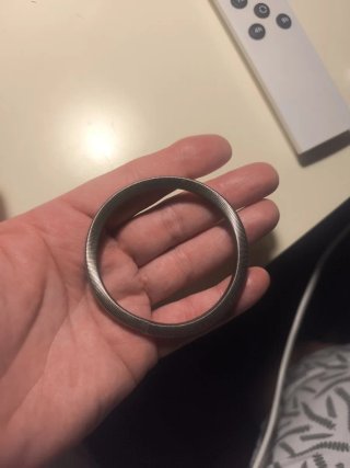 Pulsera plateada con diseño acanalado y elástica