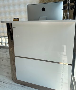 Mostrador de recepción blanco y dorado