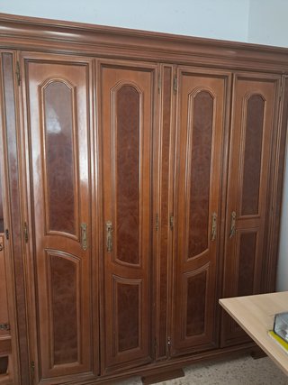 Magnífico ropero de madera