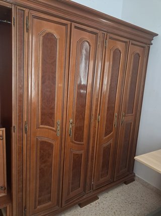 Magnífico ropero de madera