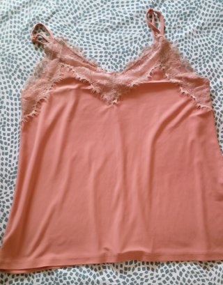 Top lencero rosa con encaje