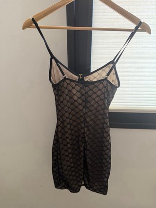 Vestido de encaje con detalle de corazón