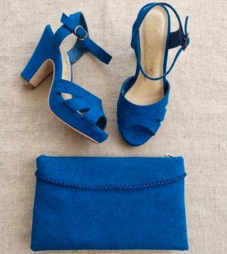 Sandalias y cartera de mano azul