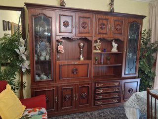 Mueble clásico de salón madera oscura
