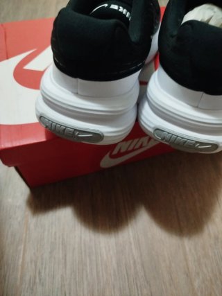 Zapatillas Nike Talla 42.5 Negras y Blancas