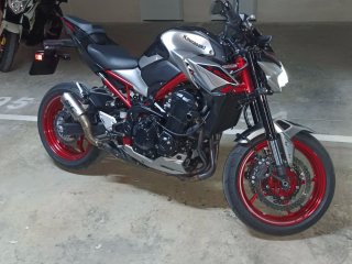 Kawasaki Z900 2023 Roja y Plata 95 cv
