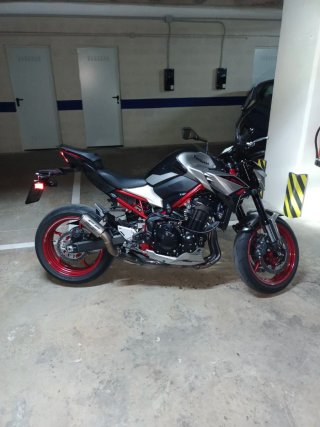 Kawasaki Z900 2023 Roja y Plata 95 cv