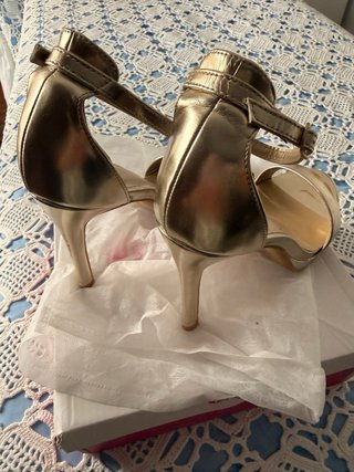 Sandalias fiesta doradas Dana