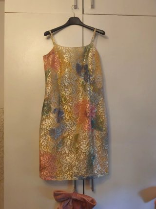 Vestido de fiesta dorado y multicolor