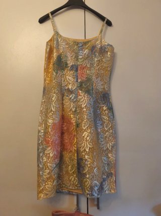 Vestido de fiesta dorado y multicolor