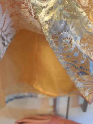 Vestido de fiesta dorado y multicolor