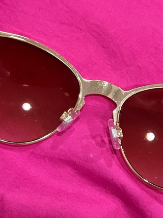 Gafas de sol doradas y marrones
