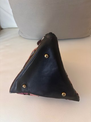 Bolso triangular bordado flores y piel.