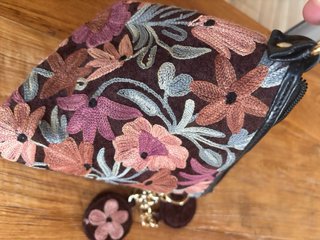 Bolso triangular bordado flores y piel.
