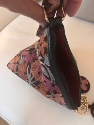 Bolso triangular bordado flores y piel.