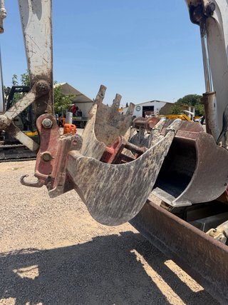 Takeuchi TB145 con cazos