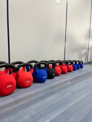 Set di kettlebell da palestra, ideali per allenamenti di forza e condizionamento
