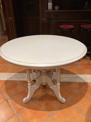 Mesa redonda de madera blanca