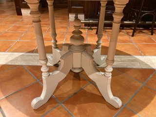 Mesa redonda de madera blanca