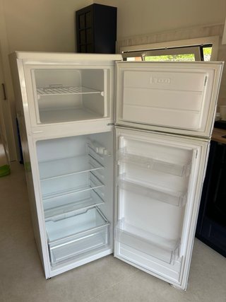 Piccolo frigorifero bianco OK