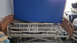 Cama articulada con carro elevador y colchón hospi
