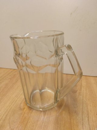 Caraffa in vetro trasparente