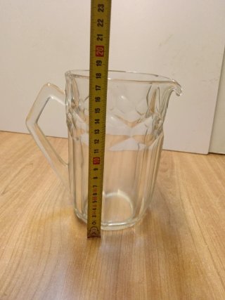 Caraffa in vetro trasparente