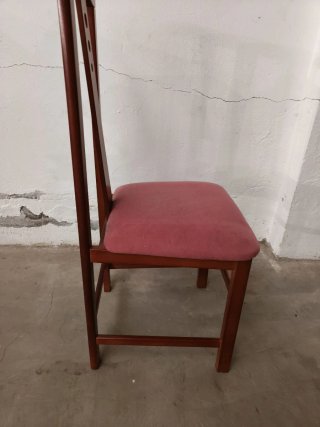 Mesa de comedor de madera con sillas