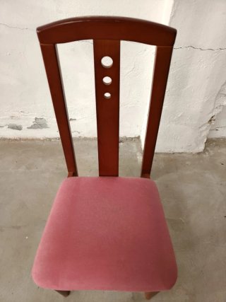 Mesa de comedor de madera con sillas