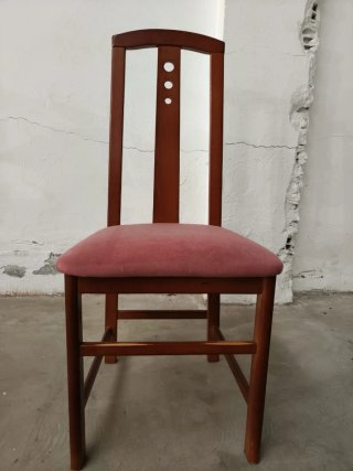 Mesa de comedor de madera con sillas