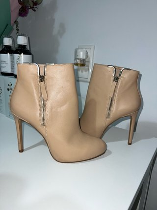 Botín tacón beige