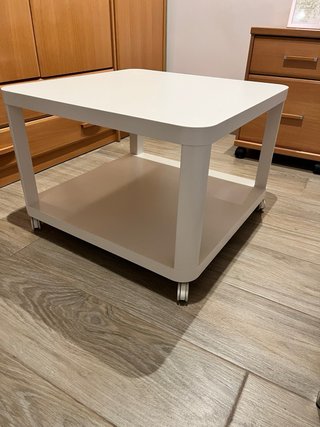 Mesa auxiliar blanca con ruedas 60x60
